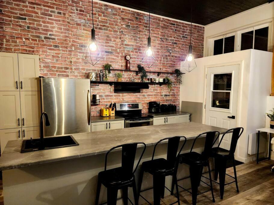Loft Style Industriel-Centre-Ville+Parking Gratuit Ciudad de Quebec Habitación foto